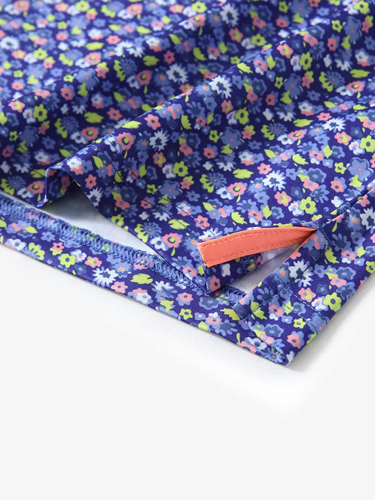 The corner openings of the navy blue floral print model polo shirt are displayed with fine workmanship and design to show elegance and comfort in every detail.